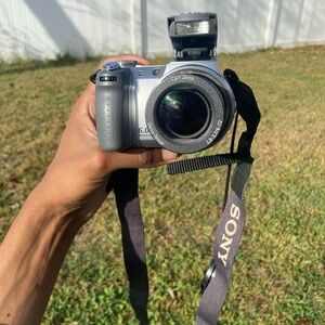 Sony super steadyshot dsc-h2 12x zoom digital camera works perfectly